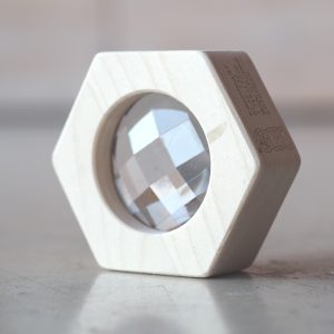 Pasinerkite į spalvų pasaulį su mediniu kaleidoskopu iš Bajo.