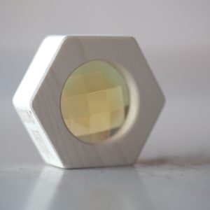 Pasinerkite į spalvų pasaulį su mediniu kaleidoskopu iš Bajo.