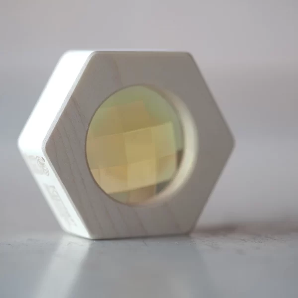 Pasinerkite į spalvų pasaulį su mediniu kaleidoskopu iš Bajo.