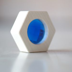 Pasinerkite į spalvų pasaulį su mediniu kaleidoskopu iš Bajo.