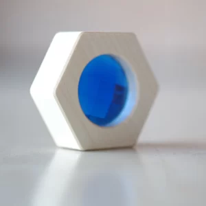 Pasinerkite į spalvų pasaulį su mediniu kaleidoskopu iš Bajo.