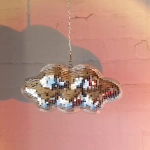 Leiskite sau pasinerti į šio kabančio debesies veidrodinę mozaiką – dekoratyvaus kūrinio, kuris naujai išreiškia lengvumo...