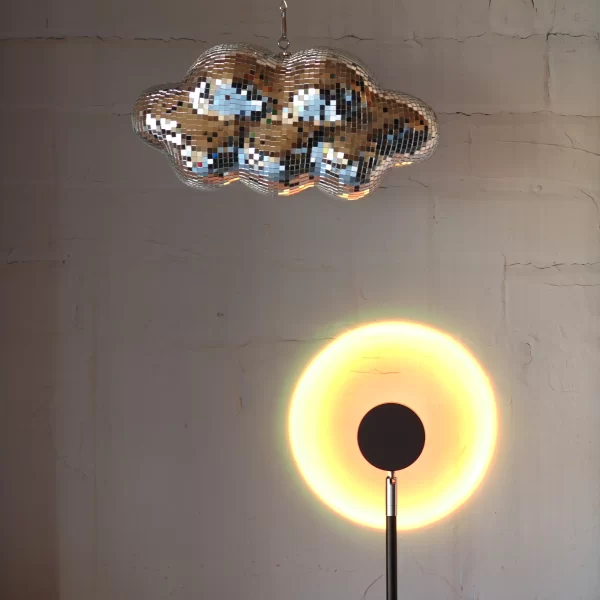 Pakabinamas Diskotekos Debesis 30 cm | 30 cm Hanging Disco Cloud Leiskite sau pasinerti į šio kabančio debesies veidrodinę mozaiką – dekoratyvaus kūrinio, kuris naujai išreiškia lengvumo...