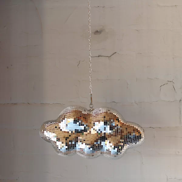 Pakabinamas Diskotekos Debesis 30 cm | 30 cm Hanging Disco Cloud Leiskite sau pasinerti į šio kabančio debesies veidrodinę mozaiką – dekoratyvaus kūrinio, kuris naujai išreiškia lengvumo...