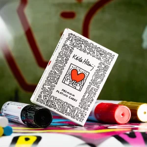 Pasinerkite į menininko Keith Haring energingus kūrinius su šia aukščiausios kokybės kortų kalade.