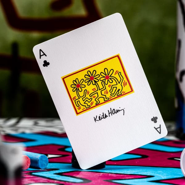 Keith Haring Kortų Kaladė | Keith Haring Playing Cards Pasinerkite į menininko Keith Haring energingus kūrinius su šia aukščiausios kokybės kortų kalade.