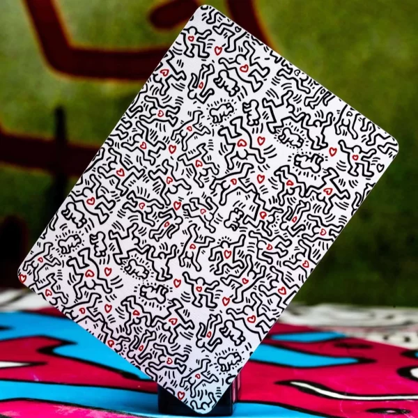 Keith Haring Kortų Kaladė | Keith Haring Playing Cards Pasinerkite į menininko Keith Haring energingus kūrinius su šia aukščiausios kokybės kortų kalade.