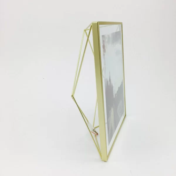 Umbra Prisma Nuotraukų Rėmėlis 25 x 20 cm | Umbra Prisma Picture Frame 25 x 20 cm Umbra Prisma nuotraukų rėmas paverčia jūsų brangias fotografijas į stilingą interjero akcentą su savo inovatyviu ir...