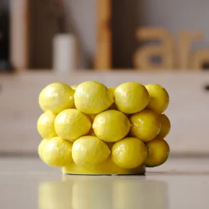 „Amalfi – mažoji „Limonce“ keraminė vaza“ į Jūsų erdves įneš Viduržemio jūros gaivos ir saulėto charakterio.