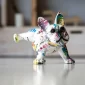 Dekoratyvinė figūrėlė „Splash Bulldog“ įkūnija žaismingą Pop Art stilių, paverčiant bet kokią erdvę gyvybingu reginiu.