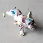 Dekoratyvinė figūrėlė „Splash Bulldog“ įkūnija žaismingą Pop Art stilių, paverčiant bet kokią erdvę gyvybingu reginiu.