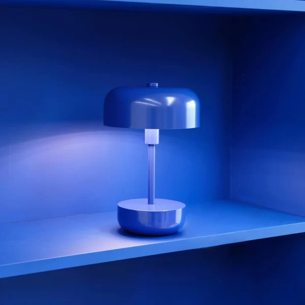 Haipot Led Nešiojama Lempa, Mėlyna | Haipot Led Portable Lamp Blue Patirkite „Haipot“ stalinę lempą, Danijos dizainerio Franko Kerdilo kūrinį, skirtą „Dyberg Larsen“.