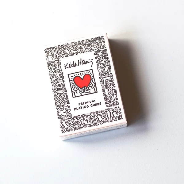 Pasinerkite į menininko Keith Haring energingus kūrinius su šia aukščiausios kokybės kortų kalade.