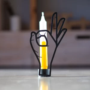 Išskirtinė „Candle Hand“ žvakidė, sukurta iš patvaraus 1,5 mm plieno, pasižyminti elegantiška juoda matine apdaila.