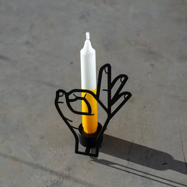 Ok Žvakidė | Ok Candlestick Holder Išskirtinė „Candle Hand“ žvakidė, sukurta iš patvaraus 1,5 mm plieno, pasižyminti elegantiška juoda matine apdaila.