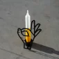 Išskirtinė „Candle Hand“ žvakidė, sukurta iš patvaraus 1,5 mm plieno, pasižyminti elegantiška juoda matine apdaila.