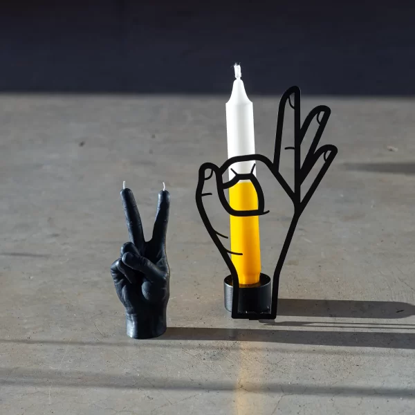 Ok Žvakidė | Ok Candlestick Holder Išskirtinė „Candle Hand“ žvakidė, sukurta iš patvaraus 1,5 mm plieno, pasižyminti elegantiška juoda matine apdaila.