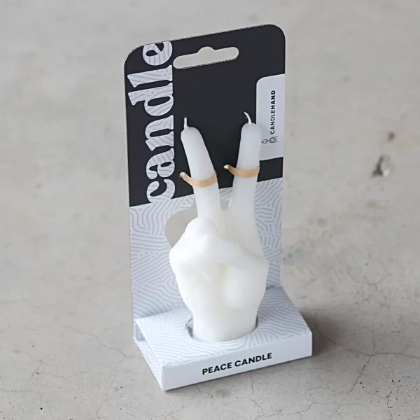 Taikos Žvakė, Balta, Maža | Peace Candle, White, Small Hiperrealistiška rankų darbo žvakė, sukurta perteikti galingą taikos žinutę per subtilų rankos gestą.