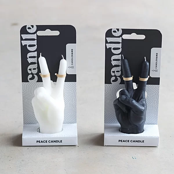Taikos Žvakė, Juoda, Maža | Peace Candle, Black, Small Hiperrealistiška rankų darbo žvakė, sukurta perteikti galingą taikos žinutę per subtilų rankos gestą.