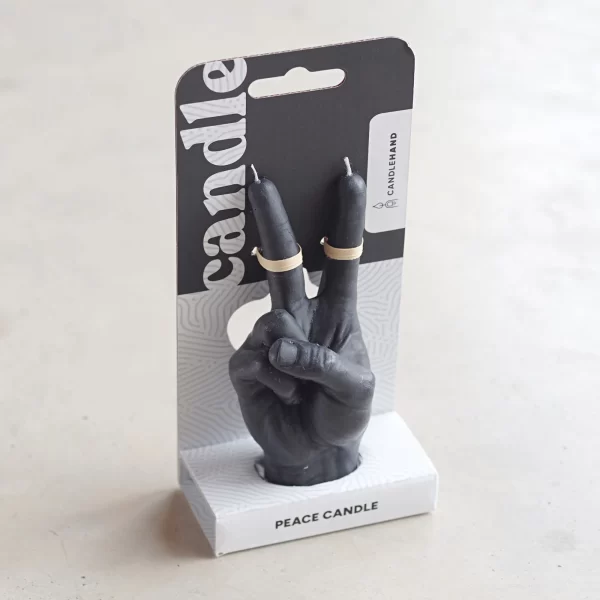 Taikos Žvakė, Juoda, Maža | Peace Candle, Black, Small Hiperrealistiška rankų darbo žvakė, sukurta perteikti galingą taikos žinutę per subtilų rankos gestą.