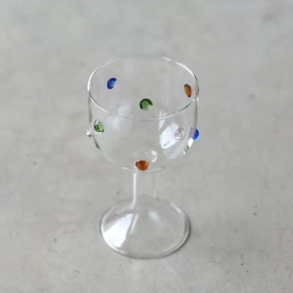 Thalia Vyno Taurė 250 ml | Thalia Wine Glass 250 ml Thalia vyno taurė iš Bloomingville atneša lengvumą ir meninę išraišką ant jūsų stalo.