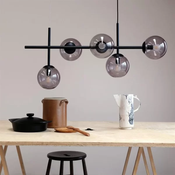 Como Ilgasis Stalo Šviestuvas - Juodas | Como Long Table Pendant - Black Como ilgais stalo šviestuvas yra įkvepiantis šviesos meno kūrinys, sukurtas elegantiškai apšviesti jūsų valgomojo zoną.