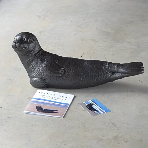 Skulptūra Ruonis Robbe - Ottmar Hörl | Seal Sculpture Robbe - Ottmar Hörl Ruonių jaunikliai simbolizuoja Šiaurės jūros buveines.