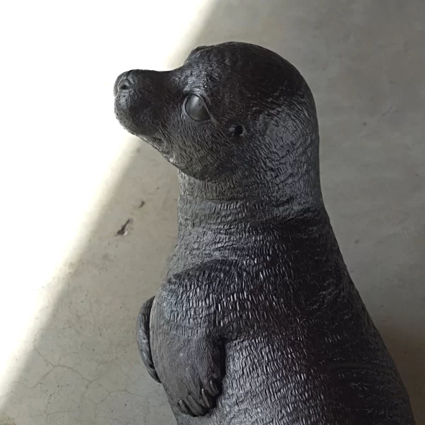 Skulptūra Ruonis Robbe - Ottmar Hörl | Seal Sculpture Robbe - Ottmar Hörl Ruonių jaunikliai simbolizuoja Šiaurės jūros buveines.