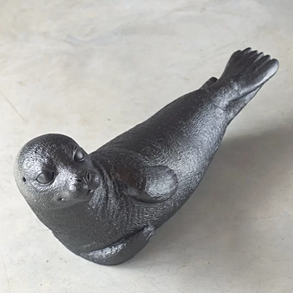Skulptūra Ruonis Robbe - Ottmar Hörl | Seal Sculpture Robbe - Ottmar Hörl Ruonių jaunikliai simbolizuoja Šiaurės jūros buveines.