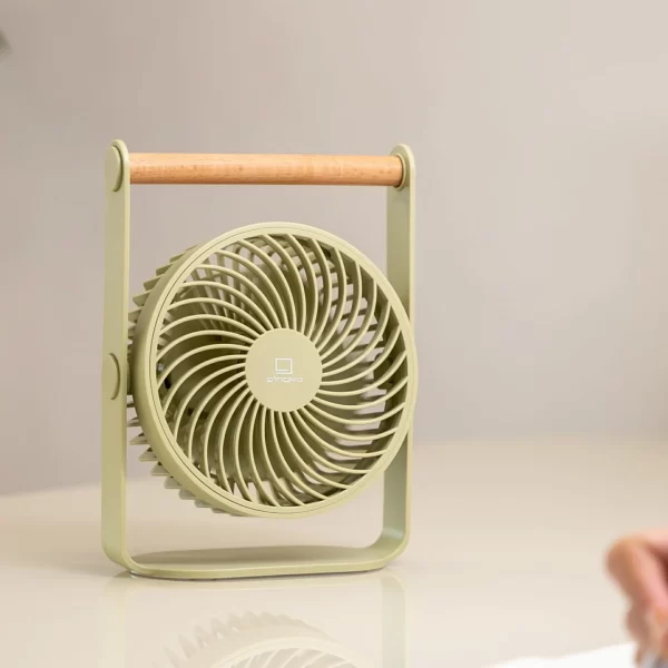Lyra Nešiojamas Ventiliatorius - Olive Green | Lyra Portable Fan - Olive Green Lyra pavadinta pagal lyrą, instrumentą, susijusį su pusiausvyra, harmonija ir švelniu ritmu.
