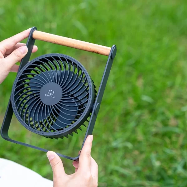 Lyra Nešiojamas Ventiliatorius - Olive Green | Lyra Portable Fan - Olive Green Lyra pavadinta pagal lyrą, instrumentą, susijusį su pusiausvyra, harmonija ir švelniu ritmu.