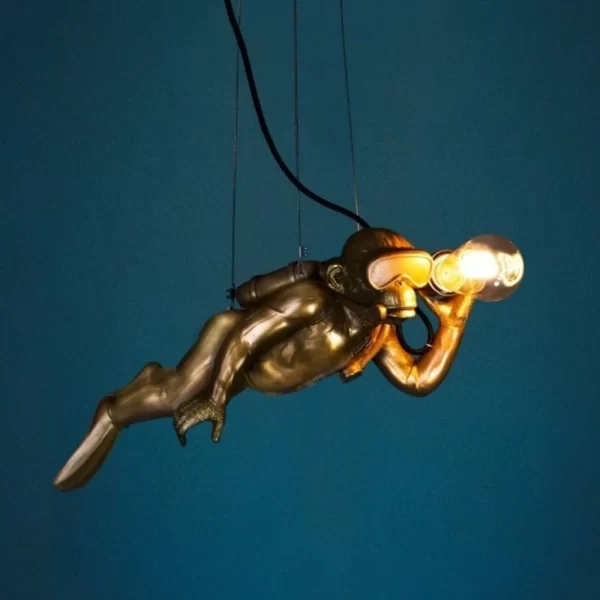 Pakabinama Šviestuvas – Naras Beždžionė Deivas | Hanging Lamp – Naras Monkey Deivas Auksinės spalvos pakabinama lempa, beždžionė naro kostiumu.