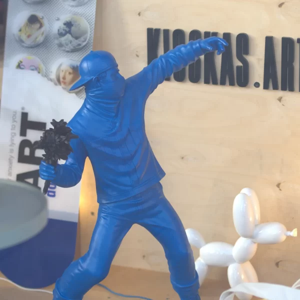 Skulptūra “Metantis Puokštę” | Sculpture „Throwing a Bouquet” Ši dekoratyvi pop meno figūra, inspiruota Banksy, derina gatvės meno patrauklumą su gėlių simbolika ir yra galingas...