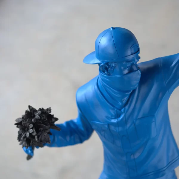 Skulptūra “Metantis Puokštę” | Sculpture „Throwing a Bouquet” Ši dekoratyvi pop meno figūra, inspiruota Banksy, derina gatvės meno patrauklumą su gėlių simbolika ir yra galingas...