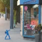 Ši dekoratyvi pop meno figūra, inspiruota Banksy, derina gatvės meno patrauklumą su gėlių simbolika ir yra galingas...