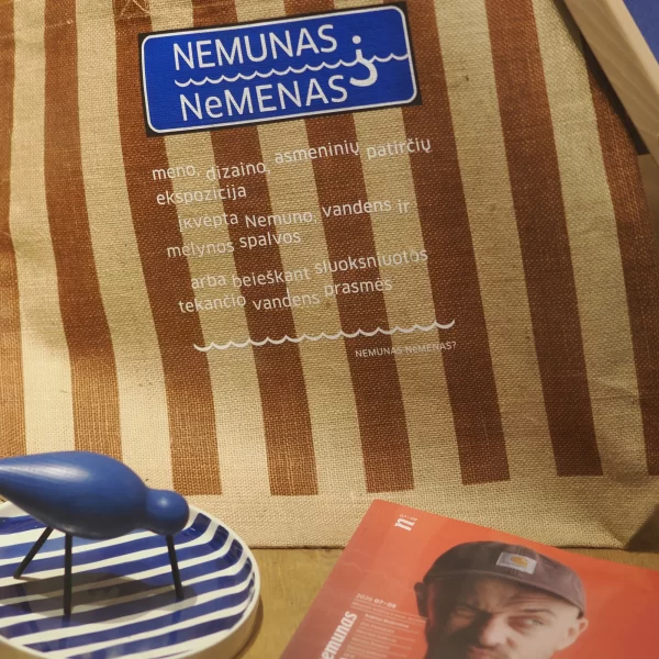 Krepšys „Oro Burbulai Laukia Debesų Taksi” – Džiutas | Bag „Air Bubbles Are Waiting for a Claude Taxi” – Jute Erdvus džiutinis krepšys meno, dizaino, asmeninių patirčių ekspozicija NEMUNAS Ne MENAS?