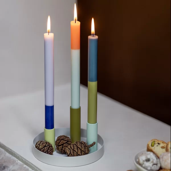 Remember „RIGA“ ilgųjų žvakių rinkinys (26 cm) | Remember RIGA Stick Candle Set (26 cm) Dėl šių žvakių tiesiog užsidegsite iš vidaus: spalvingos ilgosios žvakės su color-blocking dizainu liejamos rankomis, vaško...