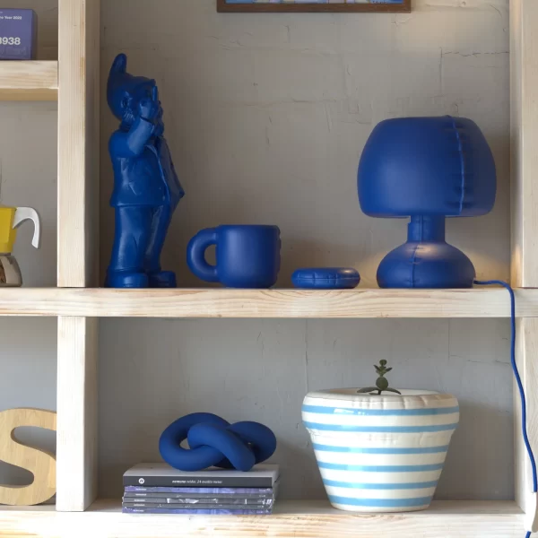 Moby Arbatinė Žvakidė/ mėlyna keramika | Moby Tealight Holder Susipažinkite su HOME STUDYO arbatine žvakide MOBY – nedidele, bet ryškaus mėlynos indigo charakterio.