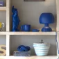 Susipažinkite su HOME STUDYO arbatine žvakide MOBY – nedidele, bet ryškaus mėlynos indigo charakterio.