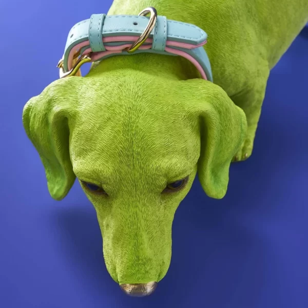 Skulptūra Šuo taksas | Dachshund Decorative Figure with Collar, Green Dizaino studijos Werns meno liejinys.