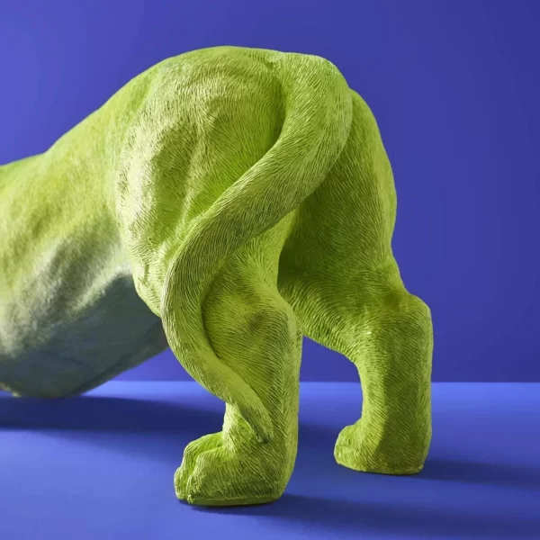 Skulptūra Šuo taksas | Dachshund Decorative Figure with Collar, Green Dizaino studijos Werns meno liejinys.