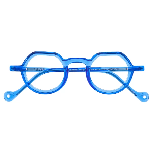 DiGreco skaitymo akiniai +1.5, mėlyni | DiGreco Reading Glasses +1.5 (Bio) DiGreco skaitymo akiniai iš naujo interpretuoja klasišką apvalią formą su drąsiu geometriniu dizainu.