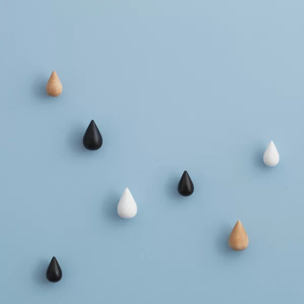 Dropit kabliukai, dideli, ąžuolo (2 vnt.) | Dropit Hooks - Large, Nature (set of 2) Dideles „Dropit“ finkcionalias ir žaismingas lašo formos pakabas Normann Copenhagen sukūrė bendradarbiaudami su Švedų...