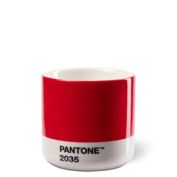 Mėgaukitės „espresso macchiato“ ar „caffè macchiato“ išskirtiniame PANTONE 2035 raudoname „macchiato“ porceliano puodelyje...