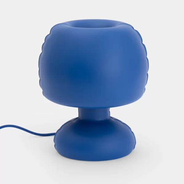 Stalinis šviestuvas 'FREDDY' Matte, indigo | Table Lamp 'FREDDY' Matte Indigo Stalinis šviestuvas FREDDY – tai išskirtinis „Home Studyo“ kolekcijos „Blow Up“ narys; šioje kolekcijoje kiekvienas gaminys...
