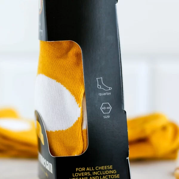 Kojinės Parmesan Sūris | Parmesan Cheese Socks (Size 40-46) Šios šmaikščios Parmesan sūrio tematikos ir pakuotės kojinės yra humoro ir stiliaus derinys, pristatantis žaismingumą bet...