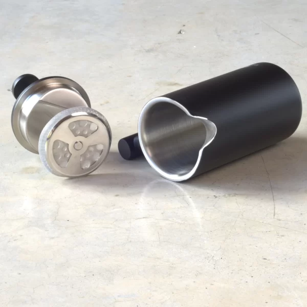 Nerūdijančio plieno French press kavinukas juodas | Stainless Steel French Press Black „Grønenberg“ nerūdijančio plieno prancūziškas French Press kavinukas juodos spalvos.