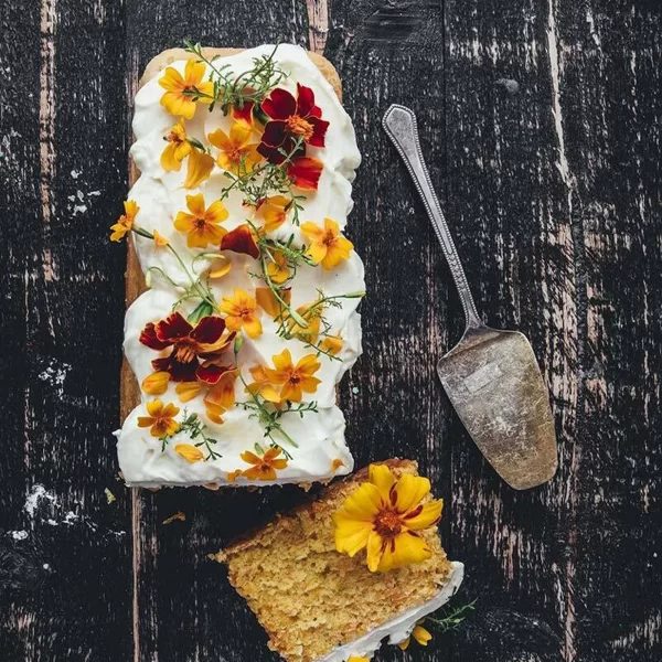 Knyga apie Gėlės lėkštėje | Flowers on a Plate: Delicious Floral Recipes Flowers on a Plate: Delicious Floral Recipes yra įtraukianti receptų su valgomomis gėlėmis knyga — albumas.