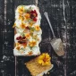 Flowers on a Plate: Delicious Floral Recipes yra įtraukianti receptų su valgomomis gėlėmis knyga — albumas.