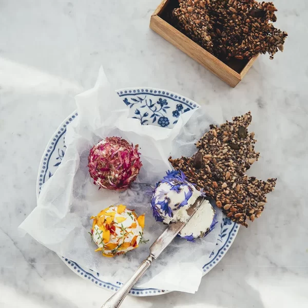 Knyga apie Gėlės lėkštėje | Flowers on a Plate: Delicious Floral Recipes Flowers on a Plate: Delicious Floral Recipes yra įtraukianti receptų su valgomomis gėlėmis knyga — albumas.